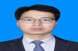 穿西装戴眼镜的男人描述已自动生成